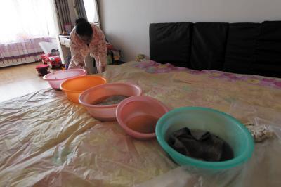 临江楼上漏水，住户失联，小区没物管，业主维权难！律师来支招……